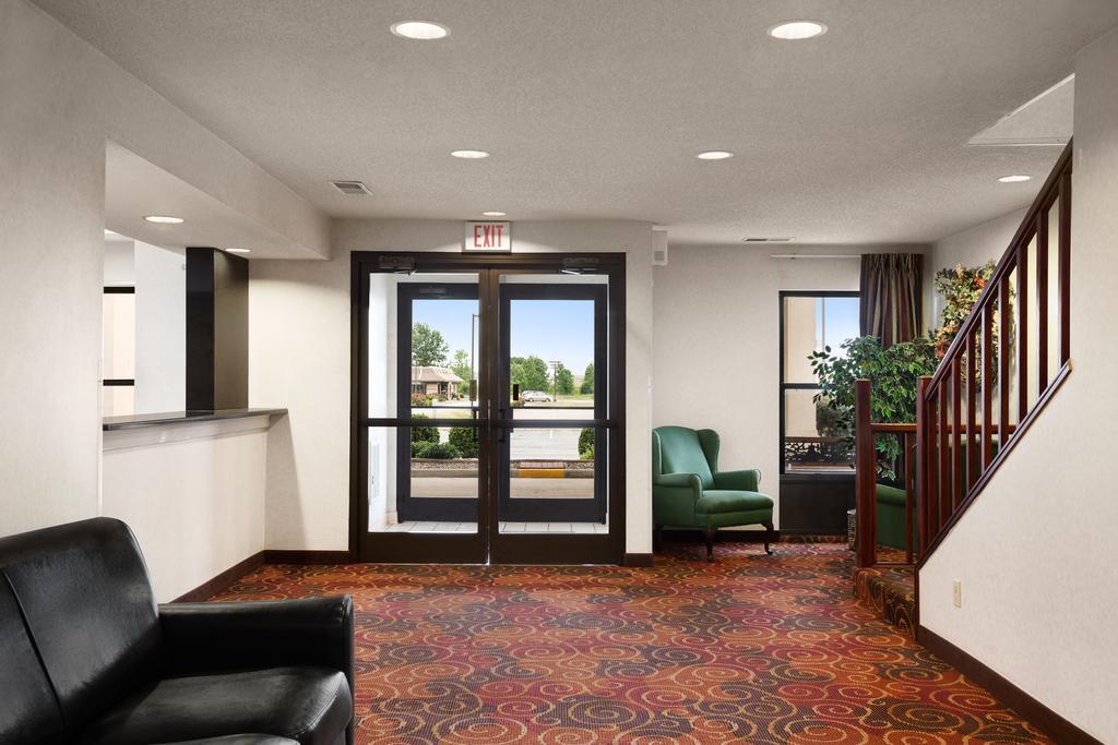 Super 8 By Wyndham Evansville North Stacer Exterior photo